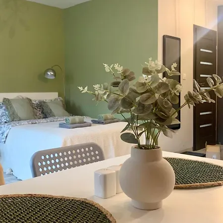 Apartamento Roztocka Studio, Free Parking, Ac, 1 Tram To The & Pge National Stadion By Cosmo Spirit